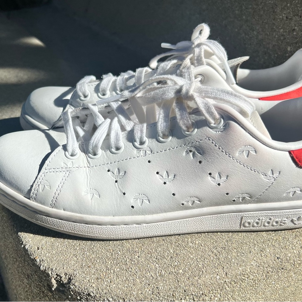 Stan smith Sneakers with Red/gold Accent - Picture 5 of 9